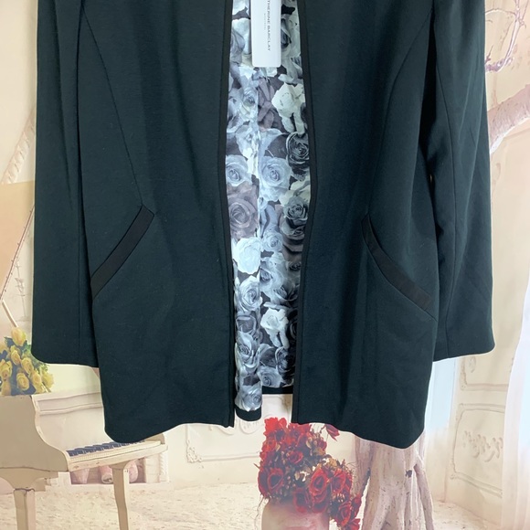 NEW Katherine Barclay Floral lined boyfriend blazer in Black - Picture 3 of 9